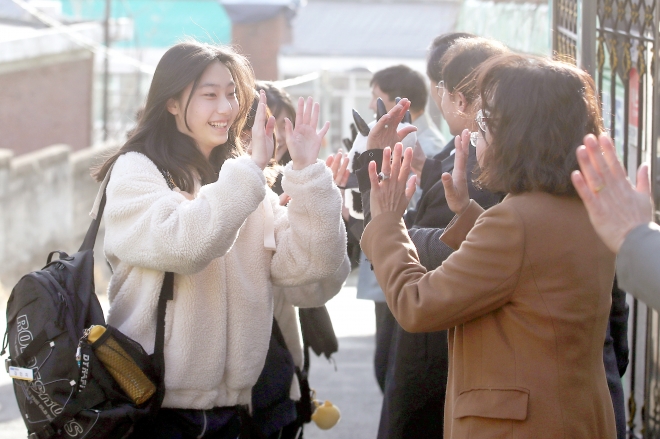 ‘노마스크’ 새 학기… 4년 만에 활짝 웃다