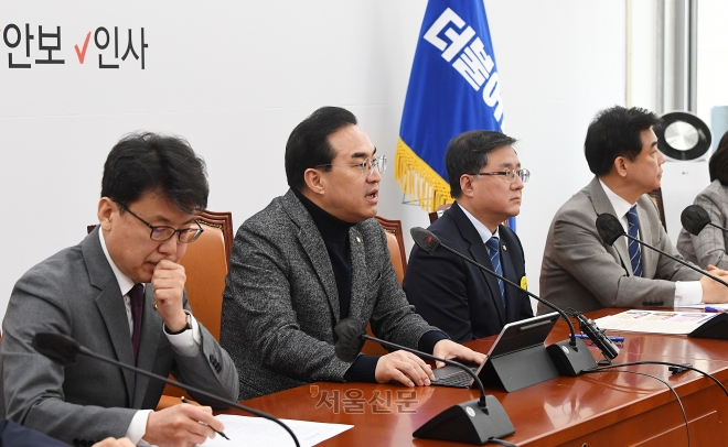 박홍근 더불어민주당 원내대표가 2일 국회에서 열린 정책조정회의에서 모두발언을 하고 있다. 왼쪽부터 진성준 원내수석부대표, 박 원내대표, 김성환 정책위의장, 김병욱 정책위 부의장. 오장환 기자