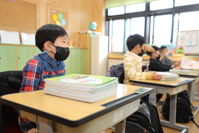 2학년 형들과 함께 수업 듣는 1학년 신입생