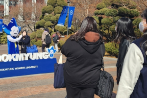 4년 만에 돌아온 ‘노마스크 개강’···캠퍼스엔 들뜬 대학생 ‘시끌벅적’