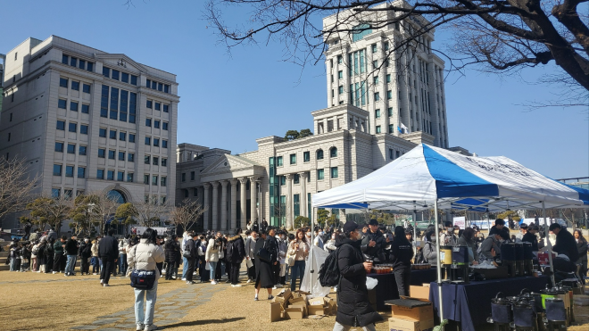 서울 동대문구 한국외대 서울캠퍼스에서 개강을 맞은 학생들이 한국외대 총학생회가 배부하는 ‘신입생 키트’를 받으려 긴 줄을 서있다.