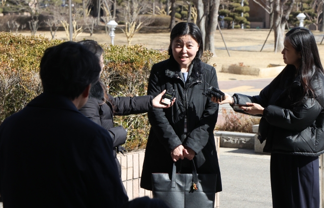 임은정 부장검사가 2일 과천 법무부에서 열린 검사적격심사위원회에 참석하며 취재진의 질문에 답하고 있다. 2023.3.2 연합뉴스