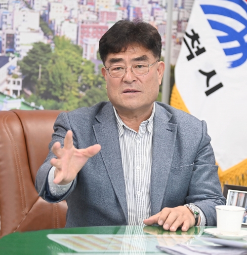 박상수 강원 삼척시장이 지난달 28일 집무실에서 가진 서울신문과의 인터뷰에서 역점 사업의 추진 방향을 설명하고 있다. 삼척시 제공