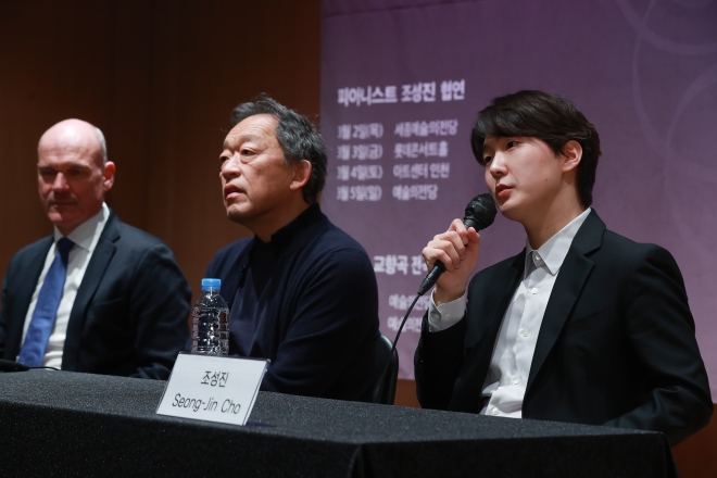 피아니스트 조성진(오른쪽)이 2일 서울 강남구 거암아트홀에서 열린 기자간담회에서 취재진의 질문에 답하고 있다. 이날 회견엔 드레스덴 슈타츠카펠레 공연에 앞서 지휘자 정명훈이 함께했다. 연합뉴스