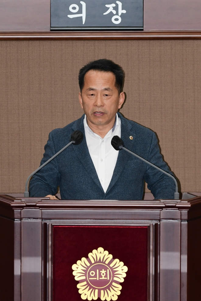 제316회 정례회 3차 본회의에서 시정질문 중인 유정인 의원