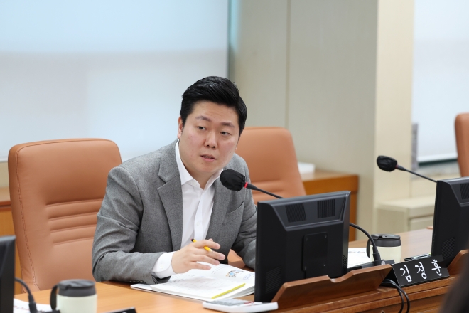 제316회 임시회 환수위 기후환경본부 업무보고에서 질의중인 김경훈 의원