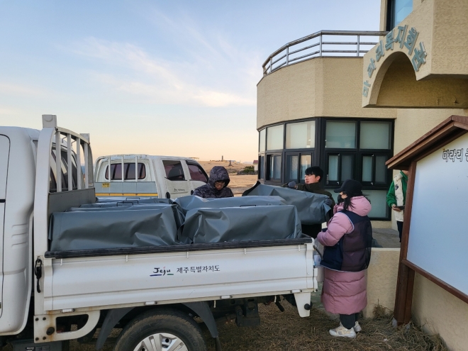 3일 오전 마라리복지회관에서 구조된 고양이들을 태운 트럭이 마라도 섬을 떠날 채비를 하고 있다. 세계유산본부 제공