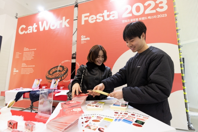3일 오전 서울 동대문디자인플라자(DDP) 아트홀에서 개막한 에스팀 ‘캣워크 페스타(CATWORK FESTA)’에서 관람객들이 굿즈를 구경하고 있다. 예스팀 제공