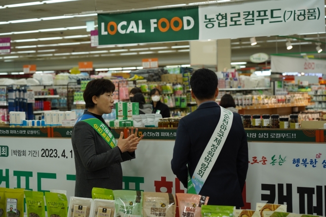 김미영 순천농협 경제상임이사가 3일  파머스마켓에서 열린 ‘로컬푸드 가공품 판매활성화를 위한 홍보 캠페인’에서 지역 농산물의 우수성을 설명하고 있다.