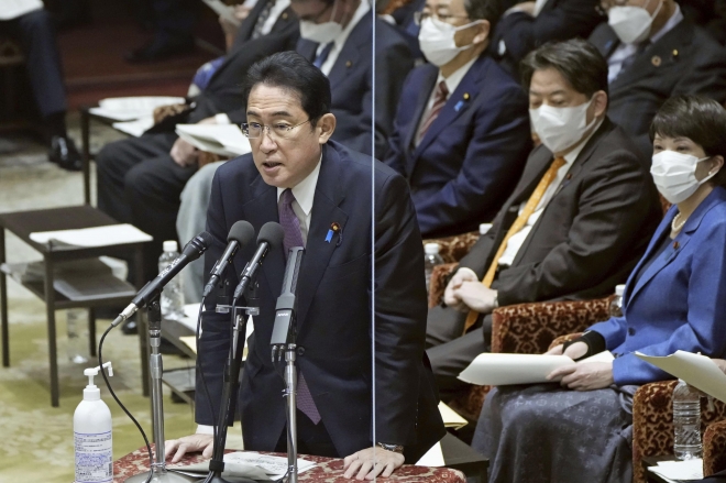 중의원 예산위원회서 발언하는 기시다 총리