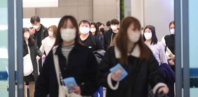 중국발 입국자의 입국 후 코로나19 PCR 검사 의무 해제가 시작된 1일 인천국제공항 제1여객터미널 중국발 비행기 입국장 출구에서 사람들이 입국하고 있다. 2023.3.1 홍윤기 기자