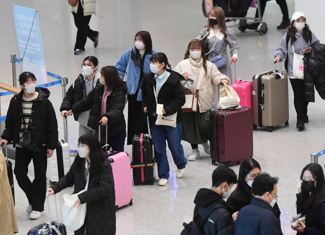 중국발 입국자의 입국 후 코로나19 PCR 검사 의무 해제가 시작된 1일 인천국제공항 제1여객터미널 중국발 비행기 입국장 출구에서 사람들이 입국하고 있다. 2023.3.1 홍윤기 기자
