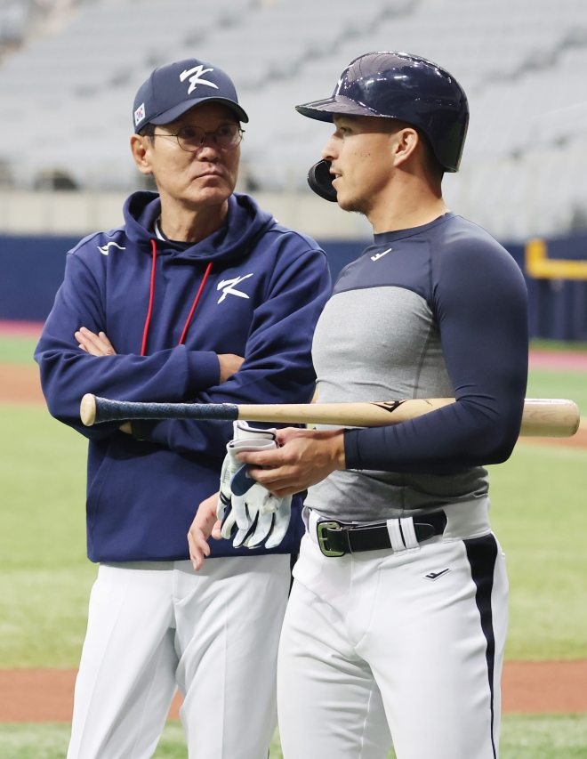 이강철 감독과 대화하는 토미 현수 에드먼