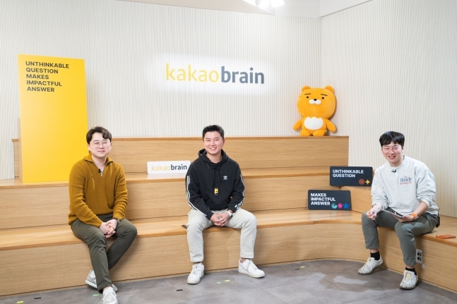 카카오브레인의 김일두(왼쪽) CEO와 김광섭(가운데) CTO가 회사의 AI 계획을 설명하고 있다. 카카오브레인 제공
