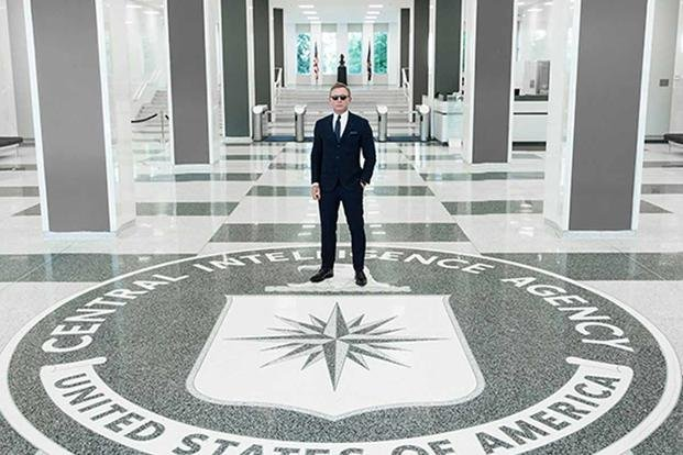 영국 스파이 007을 연기한 배우 다니엘 크레이그가 미국 중앙정보국을 방문했다. 출처: CIA 홈페이지