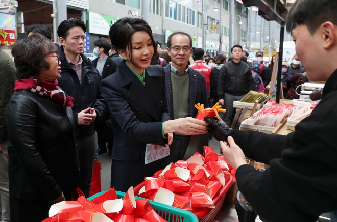죽도시장 방문한 김건희 여사