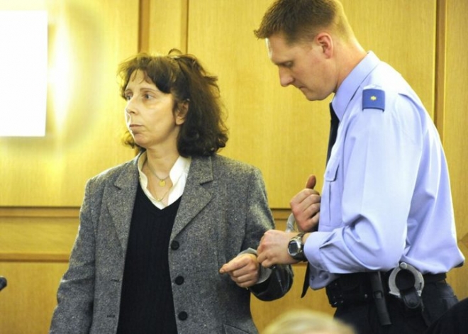 16년 전 다섯 자녀를 살해한 그날인 지난달 28일(현지시간) 안락사로 세상을 등진 벨기에 여성 제네비브 레미테가 2008년 12월 19일 법원에서 유죄 판결과 함께 종신형을 선고받은 직후. AFP 자료사진 연합뉴스