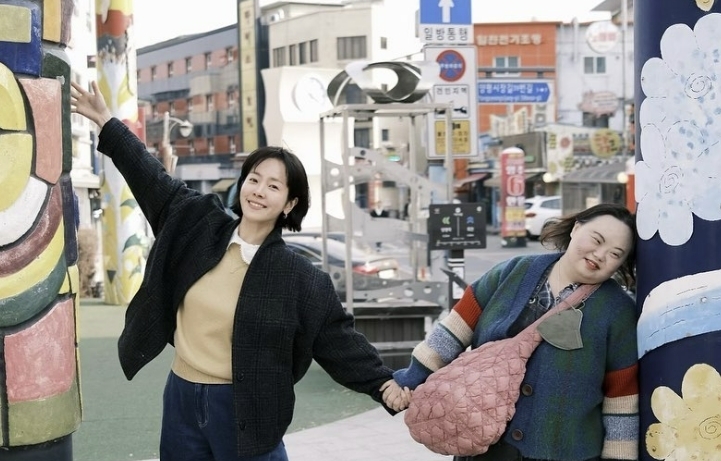 배우 한지민과 정은혜. 2023.3.3 한지민 인스타그램