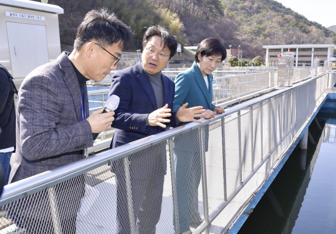 강기정 광주시장이 지난 3일 오전 한화진 환경부 장관과 함께  광주시 동구 용연정수장을 방문,  정수장 시설을 살펴보고 있다. 광주시 제공