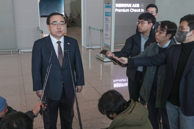 출국 전 질의응답하는 김성한 안보실장