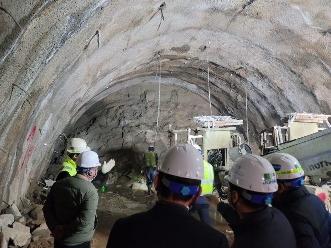 부산 대심도 터널 토사 유출 공사장에서 작업자들이 보강공사를 하고 있다. 부산시 제공