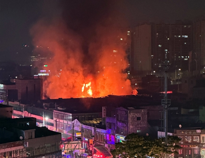 인천 현대시장서 큰불…치솟는 검은연기