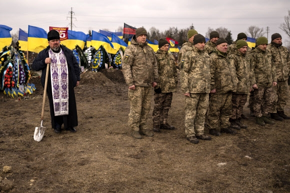 우크라이나 바흐무트 인근에서 4일(현지시간) 전사한 우크라이나 군인의 장례식이 열리고 있다.  AP