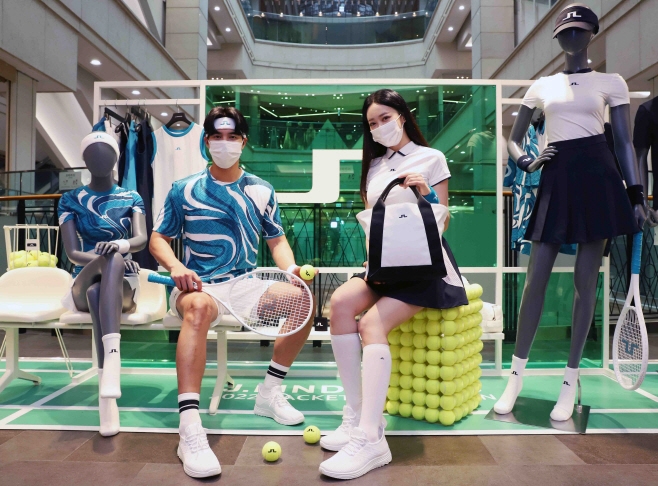 지난해 신세계백화점 강남점에서 모델들이 골프복으로 유명한 ‘제이린드버그’의 첫 테니스 컬렉션을 선보이고 있다.