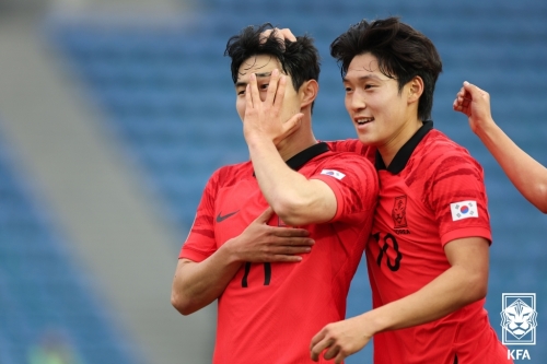 한국 축구 U20 대표팀의 강성진(왼쪽)이 5일 U20 아시안컵 조별리그 C조 3차전에서 요르단을 상대로 쐐기골을 넣은 뒤 배준호와 함께 기뻐하고 있다. KFA 제공