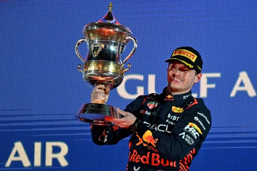 레드불의 막스 페르스타펜이 6일(한국시간) 2023 F1 첫 대회인 바레인 그랑프리에서 우승한 뒤 우승컵을 들고 기뻐하고 있다. AFP 연합뉴스