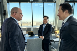 ‘대통령 특사’ 최태원, 유럽 3개국서 엑스포·글로벌 경영 광폭 행보