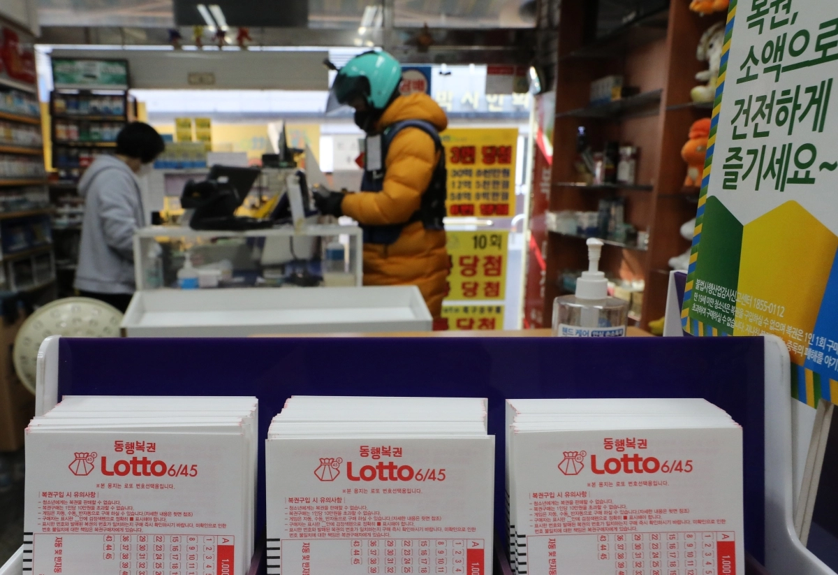 서울 시내 한 복권판매점에 비치된 로또용지. 2023.01.04 뉴시스
