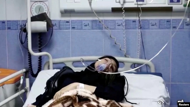 독가스 공격을 받은 이란 여학생이 병원에서 치료를 받고 있다. 로이터 연합뉴스