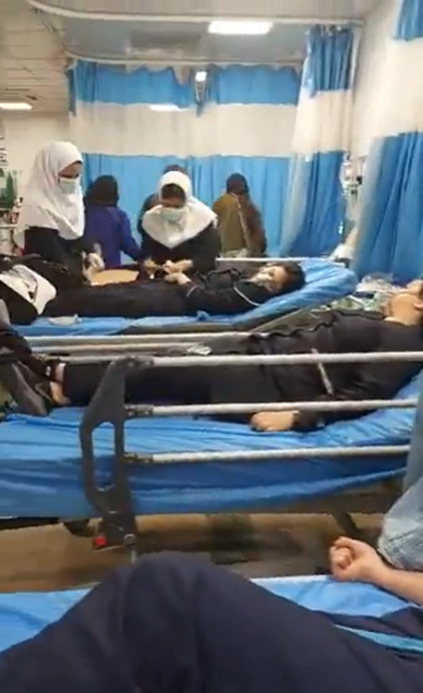 독가스 공격을 받은 이란 여학생들이 병원에서 치료받고 있다. 트위터 캡처