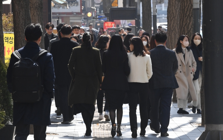 정부가 주 52시간까지만 일하도록 하는 현행 근로시간 제도에서 최대 69시간까지 일할 수 있도록 허용하는 개편 방안을 확정한 6일 점심식사를 마친 직장인들이 서울 중구 청계천 일대를 걷고 있다. 2023.3.6. 도준석 기자