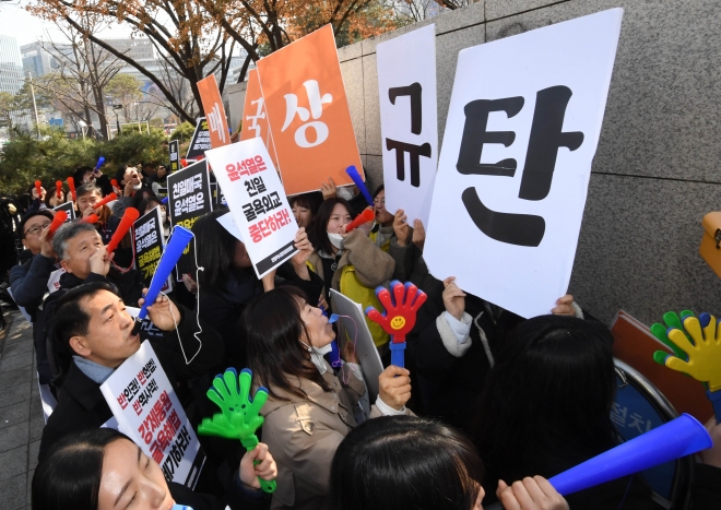 정부가 ‘제3자 변제’ 방식의 일제 강제노역 피해배상안을 공식 발표한 6일 한일역사정의평화행동 회원들이 서울 종로구 외교부 청사 앞에서 ‘부부젤라’를 불며 철회를 촉구하고 있다. 2023.3.6 홍윤기 기자