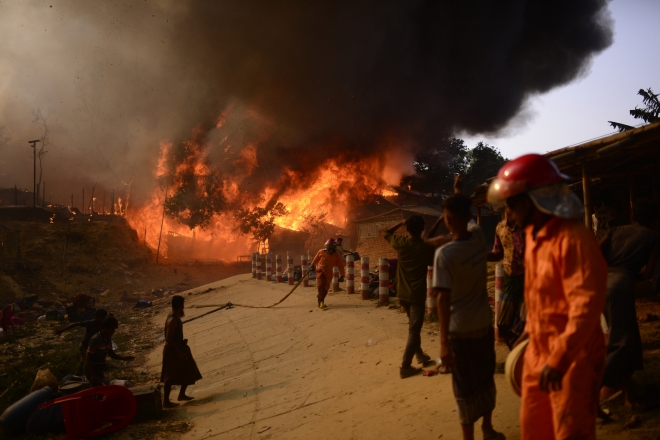 로힝야족 난민촌 화재… 1만 2000명 대피