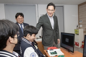 이재용 “얼굴 알려져 봉사활동 어려워...외국인 노동자 단체에 익명 기부”