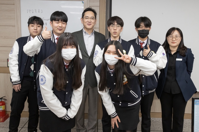 7일 오후 경북 구미전자공업고등학교를 찾은 이재용 삼성전자 회장이 수업을 참관하고 학생들과 기념 사진을 찍고 있다. 삼성전자 제공