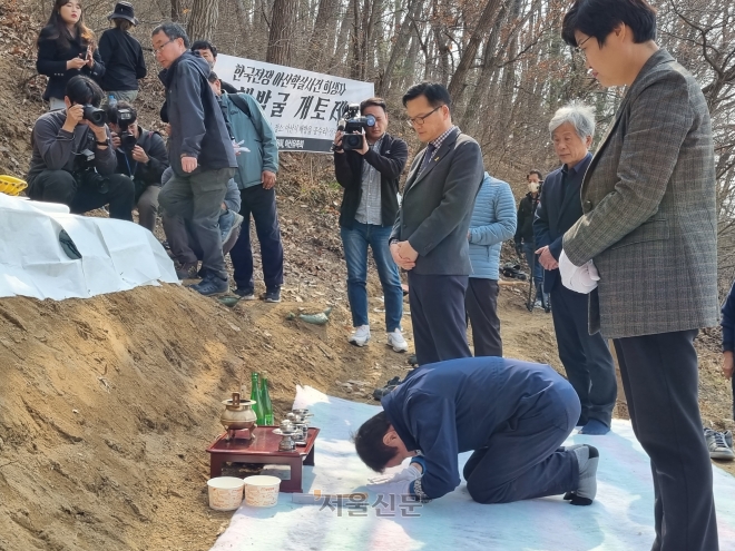 진실·화해를위한과거사정리위원회는 7일 아산시 배방읍 공수리 일원에서 ‘아산 부역혐의 집단희생’ 유해발굴에 앞서 개토제를 진행하고 있다.