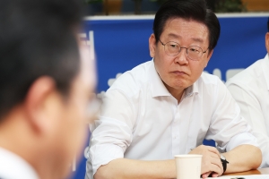 이재명, 민생행보·쌍특검으로 리더십 재건 나서…당 내홍은 지속
