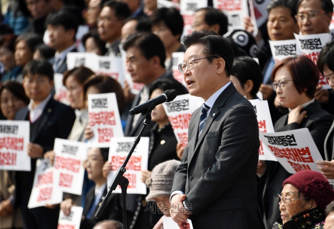 이재명 더불어민주당 대표가 7일 국회 본청 앞 계단에서 열린 ‘굴욕적인 강제동원 정부해법 규탄 긴급시국선언’에서 발언하고 있다. 도준석 기자