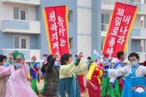 북한, 여성의날에 “주부·며느리로서 시부모 잘 모시고 남편·자식 밀어줘라”