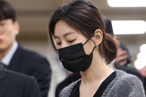 ‘음주운전 사고’ 김새론, 첫 공판 출석…질문엔 ‘묵묵부답’
