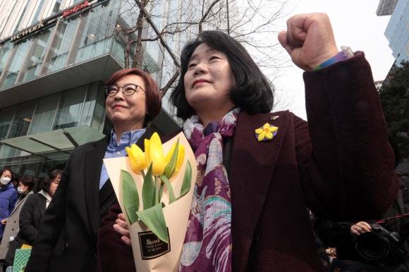 무소속 윤미향 의원이 8일 오후 서울 종로구 옛 일본대사관 인근에서 열린 일본군 성노예제 해결을 위한 제1586차 수요시위에서 노란 꽃을 들고 이나영 정의기억연대 이사장과 기념사진을 찍고 있다. 2023.3.8 연합뉴스