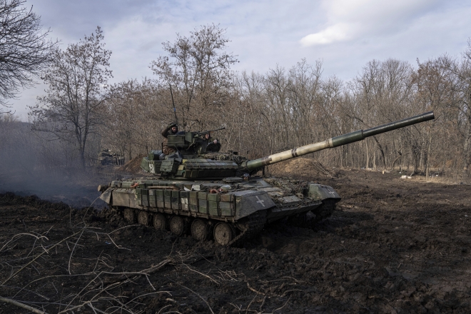 지난 6일(현지시간) 우크라이나 도네츠크주 바흐무트에서 우크라이나군 전차가 전선으로 향하고 있다. AP 뉴시스