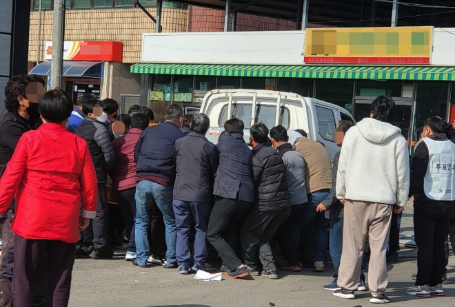 8일 오전 전북 순창군 구림면 한 농협 주차장에서 트럭이 조합장 투표를 기다리던 인파와 충돌했다. 사진은 사고 직후 현장 모습. 2023.3.8 연합뉴스