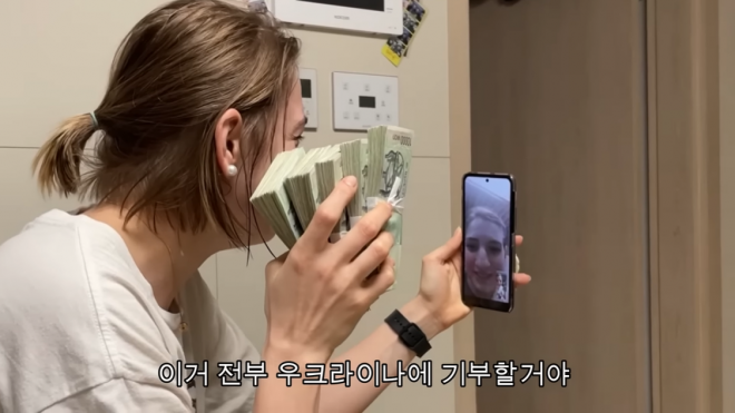 유튜버 한국사는따냐가 우크라이나에 있는 쌍둥이 언니와 영상통화를 하고 있다. 한국사는따냐 유튜브 캡처