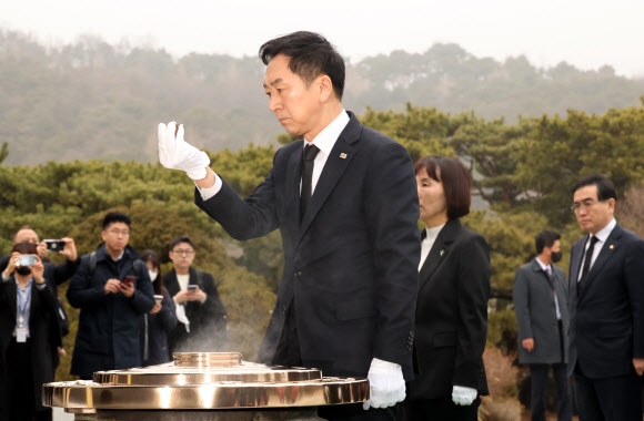 김기현 국민의힘 신임 대표가 9일 오전 서울 동작구 국립서울현충원을 찾아 현충탑에 참배하고 있다. 2023.3.9 연합뉴스