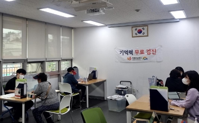 지난해 진행된 서울 금천구 찾아가는 동별 치매 검진서비스 모습. 금천구 제공